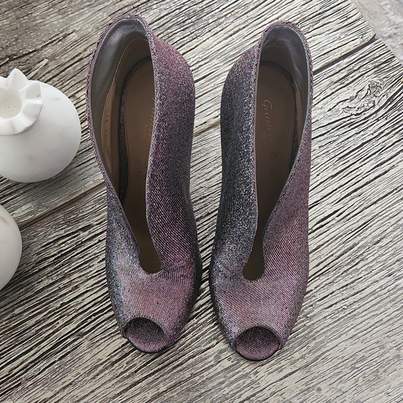 Gianvito Rossi Vamp Pump - Picture 1 of 11